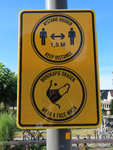 850573 Afbeelding van het officiële waarschuwingsbordje voor de coronaregels in het openbaar vervoer bij de bushalte ...